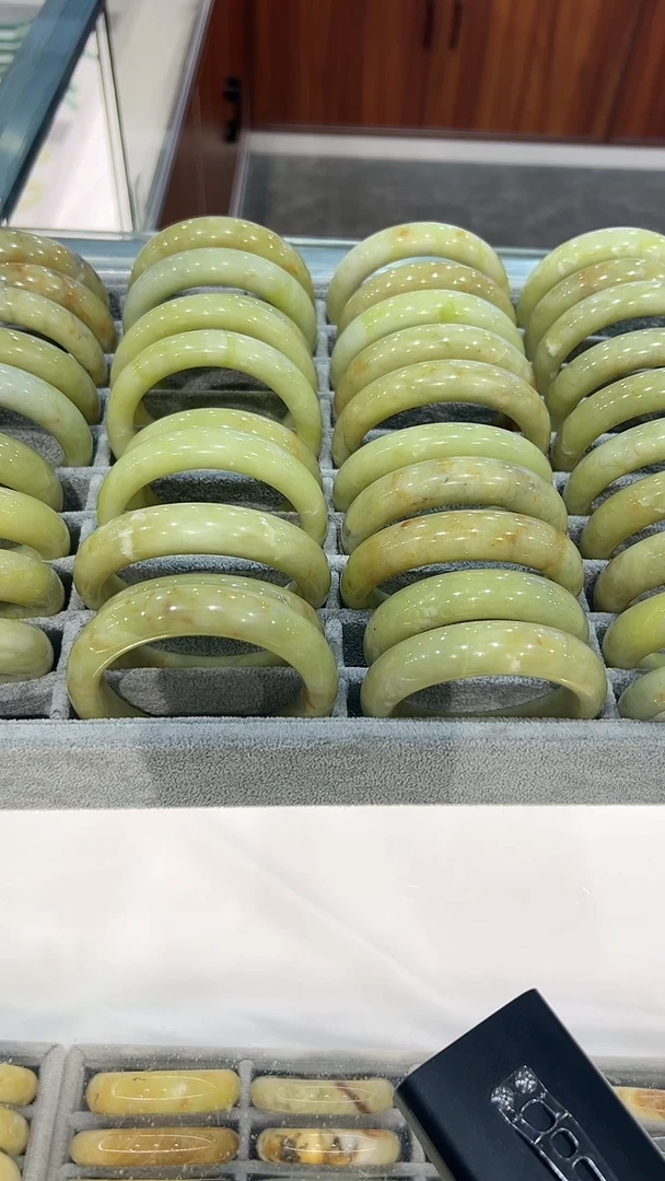 蛇纹石玉未镶嵌颈饰桂花手镯