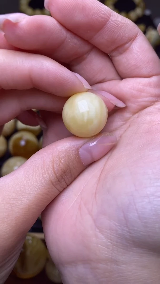 未镶嵌琥珀裸石葵. 61