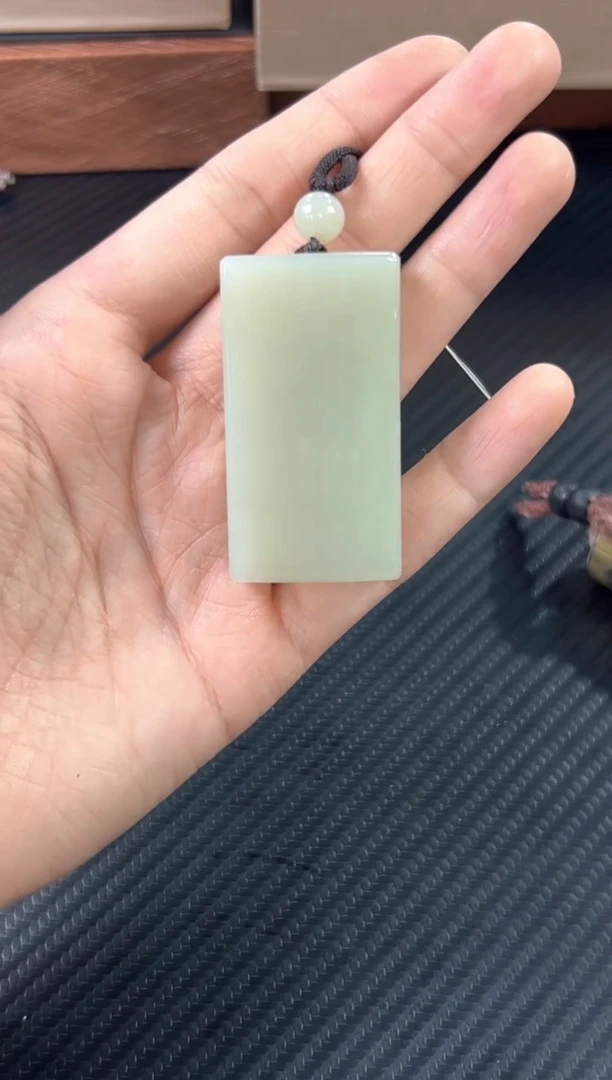 吊坠(赠链)未镶嵌和田玉且末微色差迪克兰二细m