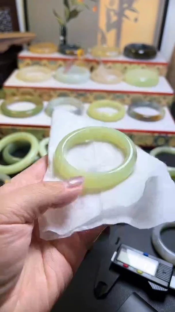 【闪购商品】和田玉手镯未镶嵌黄口翠青50.8微包容