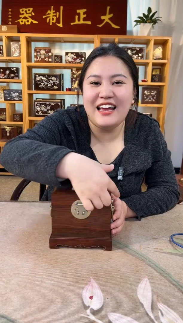 红酸枝木类成套家具大红酸枝 全独板官印箱16*16*17.5