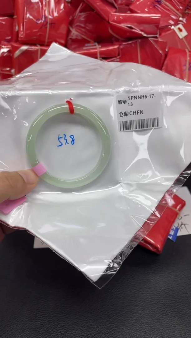 翡翠手镯未镶嵌初****。翡翠手镯