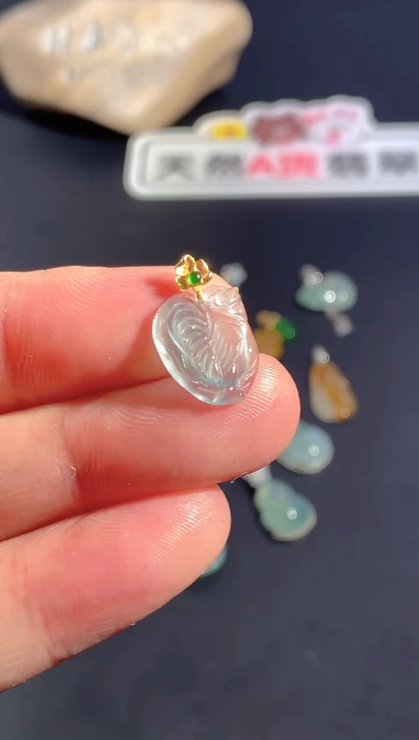 颈饰18K金镶嵌翡翠