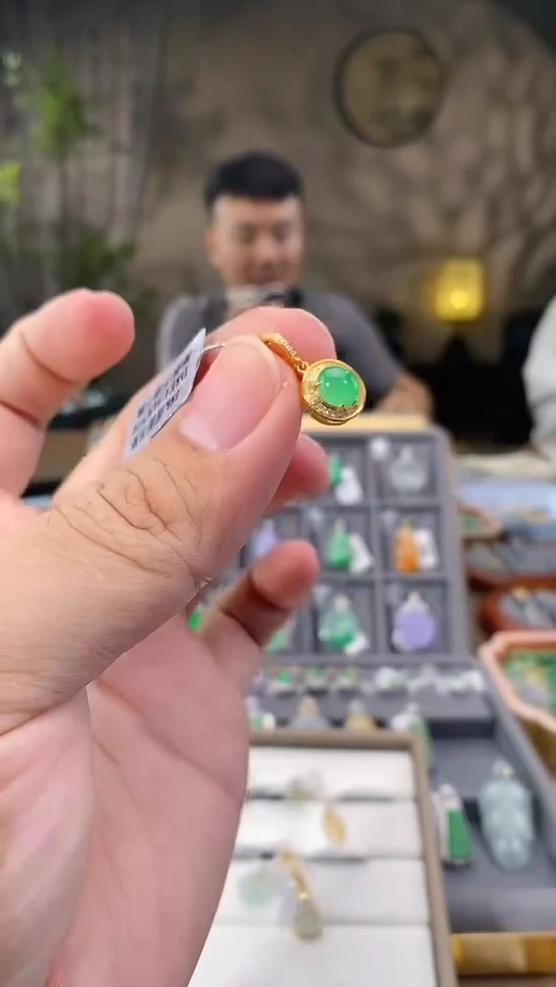吊坠(不含链)18K金镶嵌翡翠蛋面