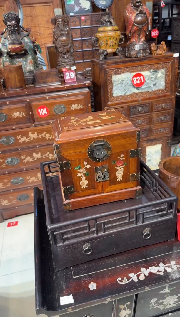 木木头款黄花梨镶嵌博古花瓶官皮箱