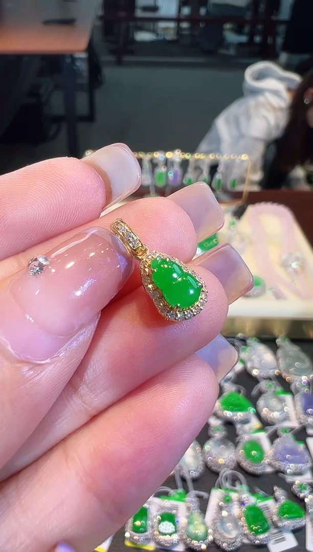 【闪购商品】翡翠吊坠(不含链)18K金镶嵌小滴溜