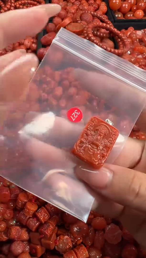 南红玛瑙未镶嵌颈饰1