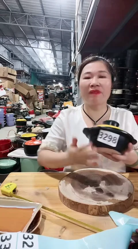 3298瑕疵黑色小锅。。