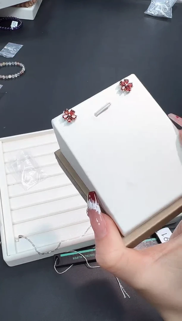 【闪购商品】石榴石耳钉银S925镶嵌4O多样性发其一/1对