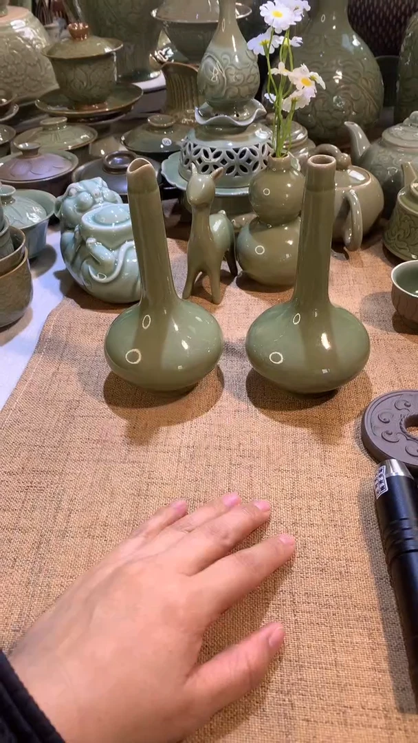 耀州窑青瓷素面小颈瓶一只