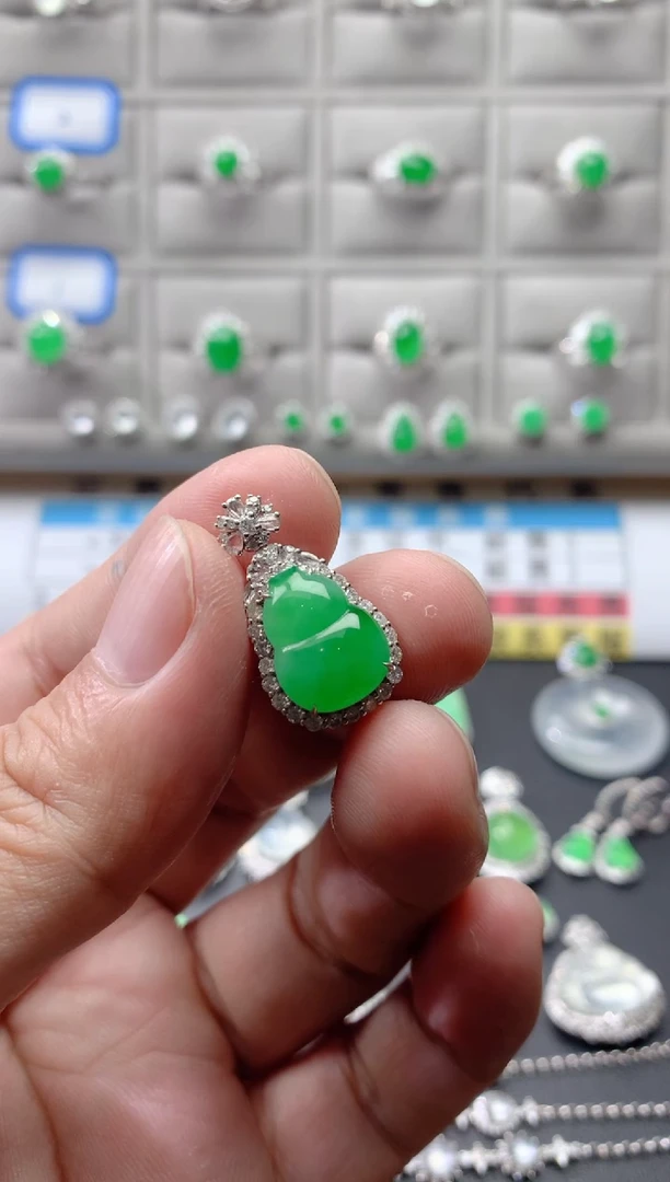 颈饰18K金镶嵌翡翠18K翡翠伴钻