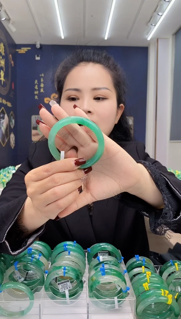【闪购商品】石英质玉手镯未镶嵌35