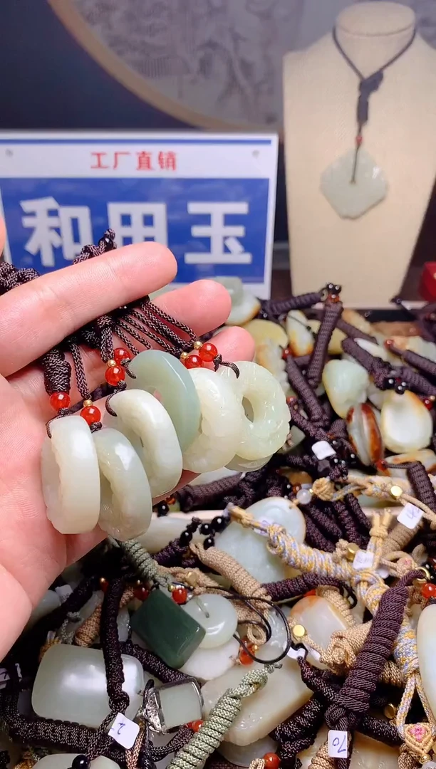 和田玉未镶嵌颈饰拍一发一，随机发货