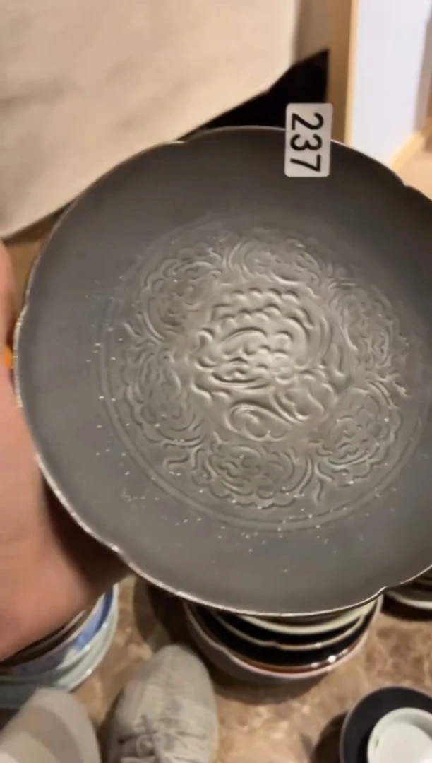 瓷片黑*儿237 微瑕黑色花瓣盘1个