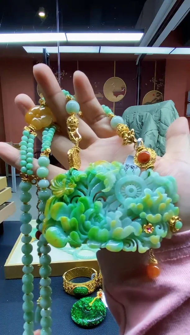 颈饰未镶嵌翡翠吊坠