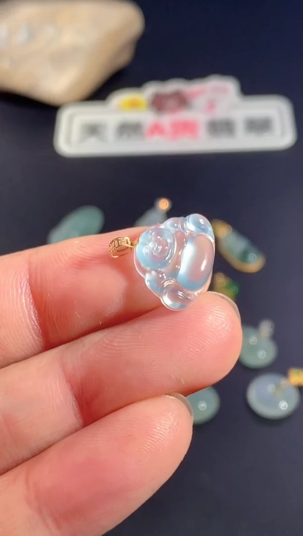 颈饰18K金镶嵌翡翠