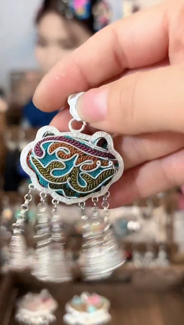 织绣民族风非遗老绣饰品067