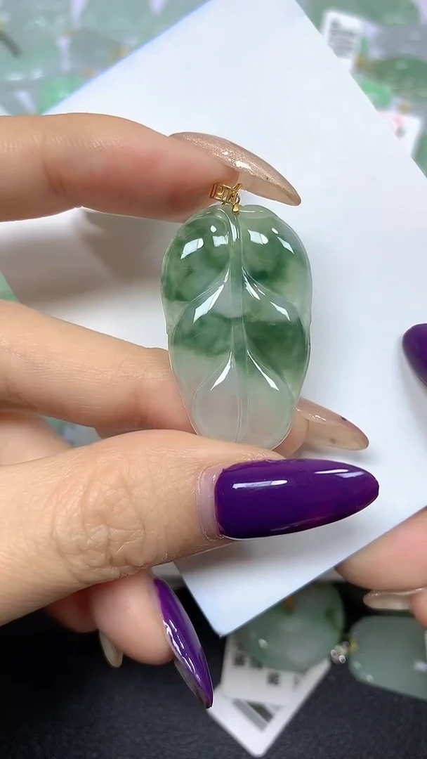 颈饰18K金镶嵌翡翠