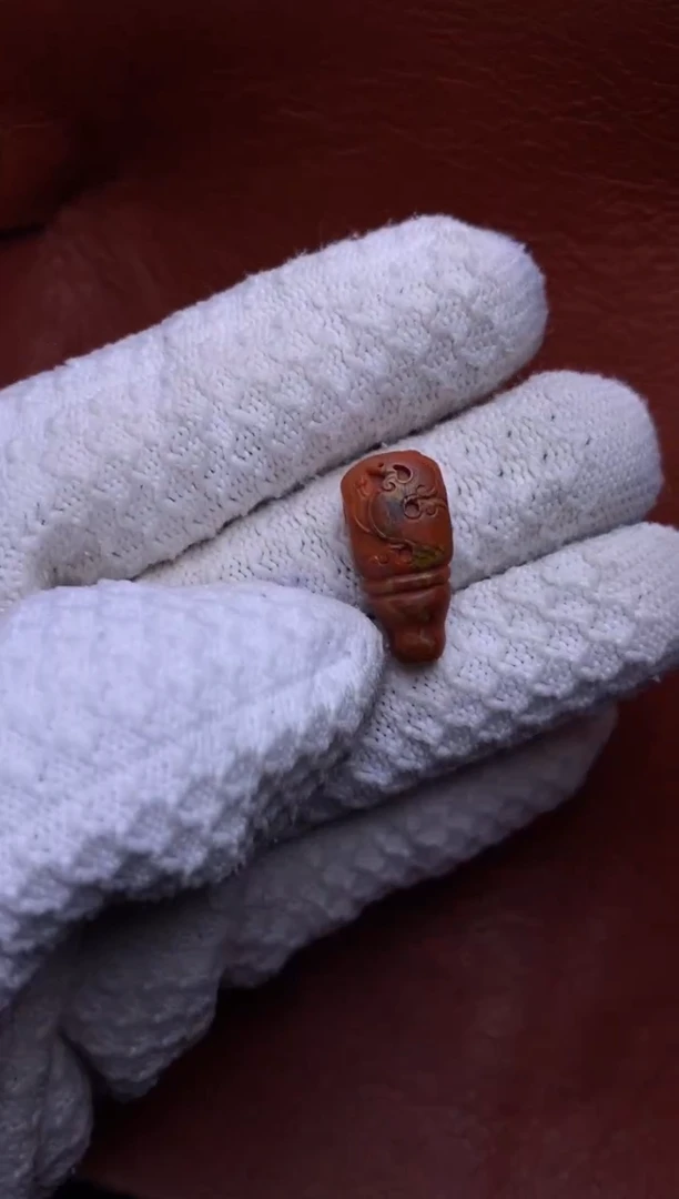 南红玛瑙未镶嵌颈饰包浆南红仿古龙三通（对孔1.1）