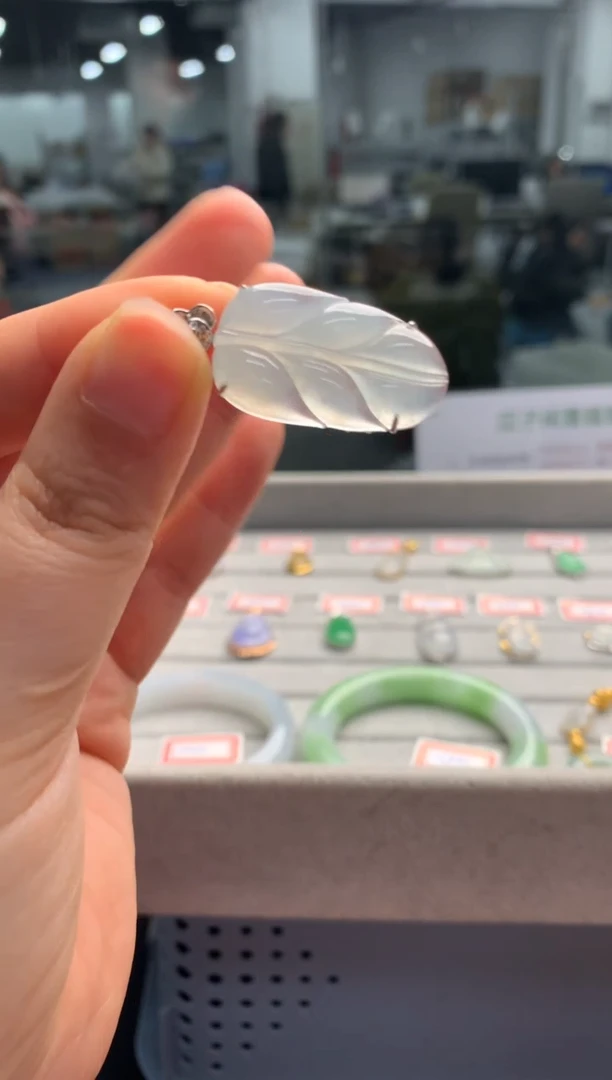 【闪购商品】翡翠颈饰18K金镶嵌翡翠叶子|不退不换