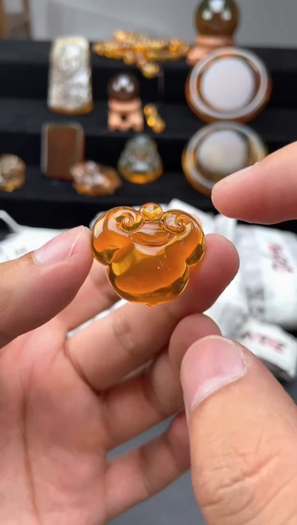 琥珀颈饰未镶嵌如意