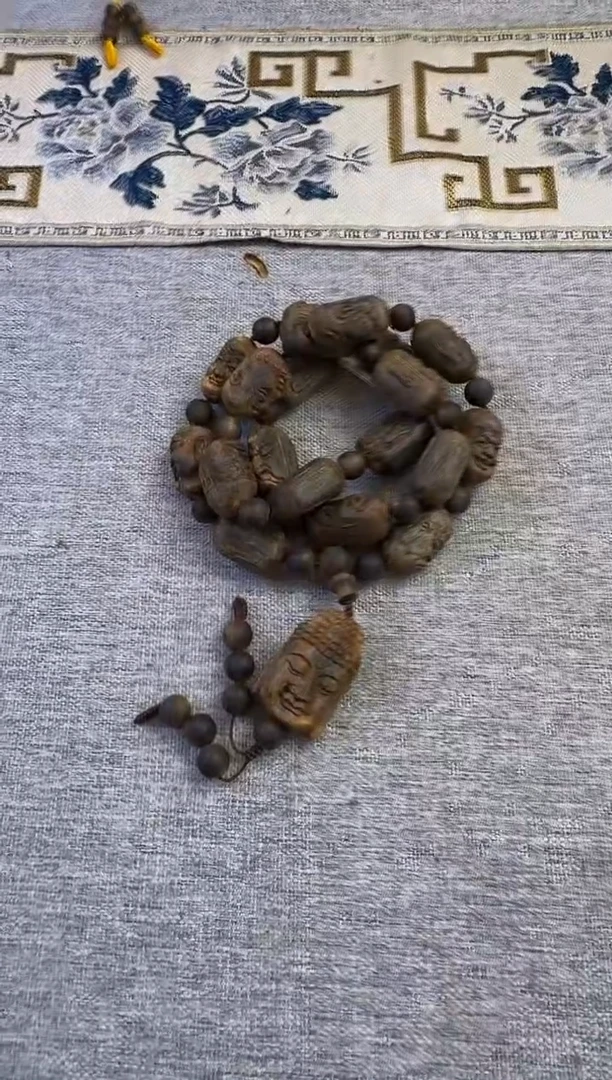 【闪购商品】沉香手串65克+十八罗汉多样性发货一条