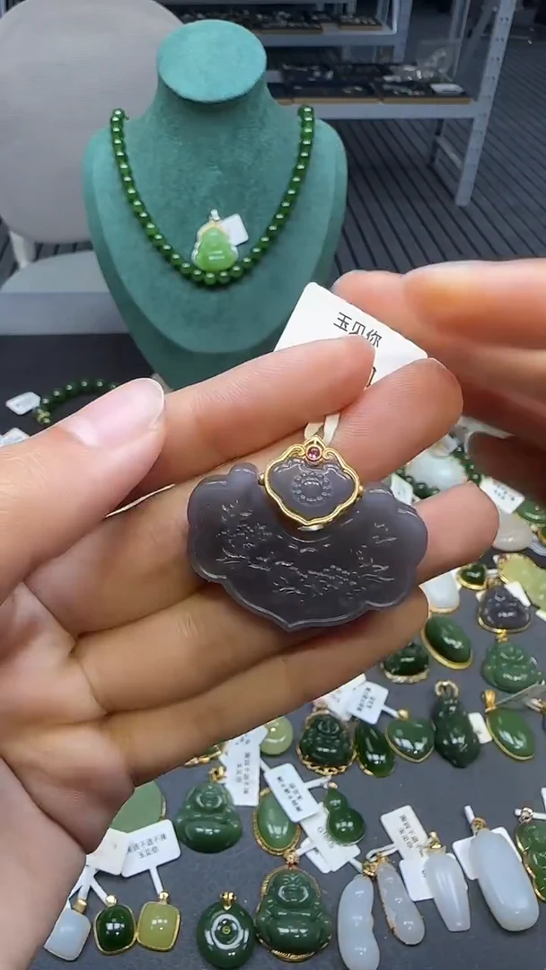 18K金镶嵌和田玉挂件1