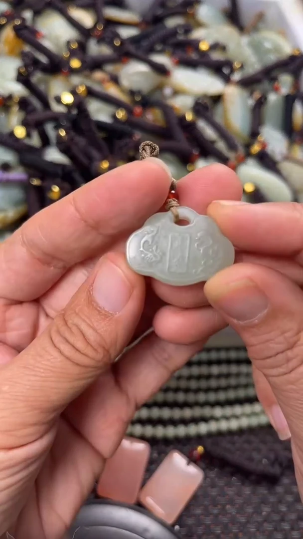 【闪购商品】和田玉颈饰未镶嵌多样性发货没有证书拍一发一有瑕