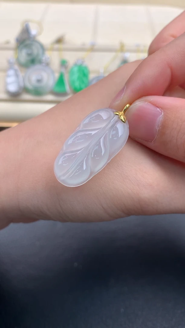 翡翠18K金镶嵌颈饰Q189