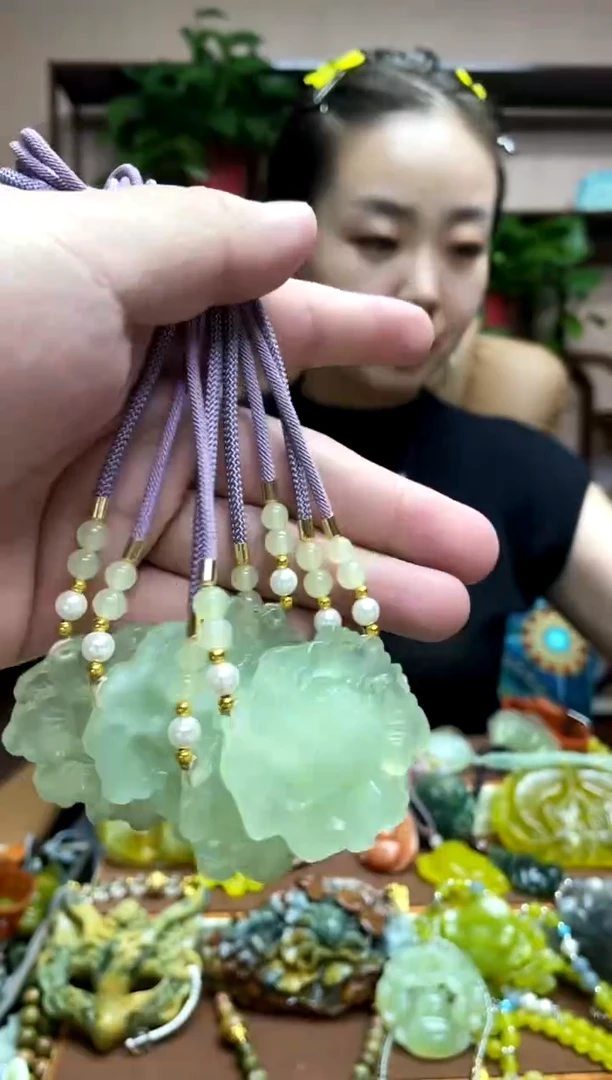 未镶嵌岫玉颈饰多样性发货发其中之一