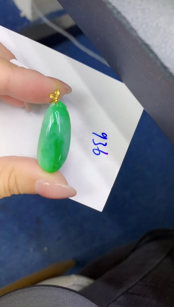 颈饰18K金镶嵌翡翠缅甸天然翡翠A货