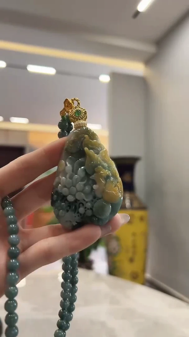 翡翠未镶嵌颈饰凤穿牡丹