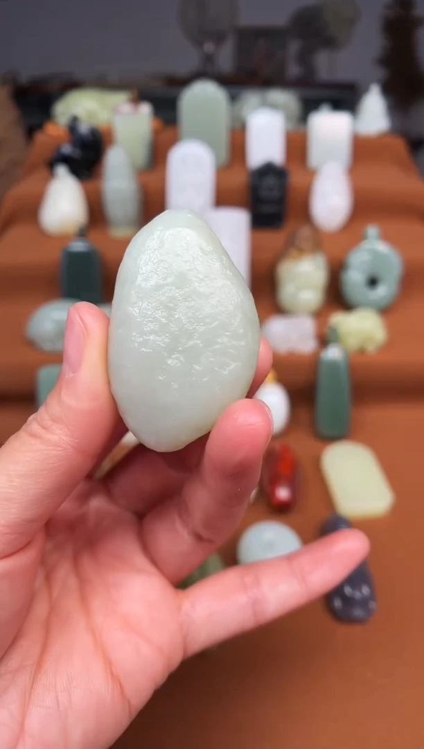 颈饰未镶嵌和田玉原石