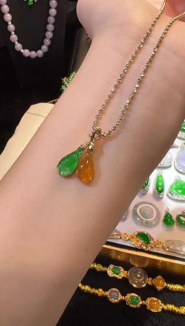 吊坠(不含链)18K金镶嵌翡翠高冰双色玉兰花吊坠