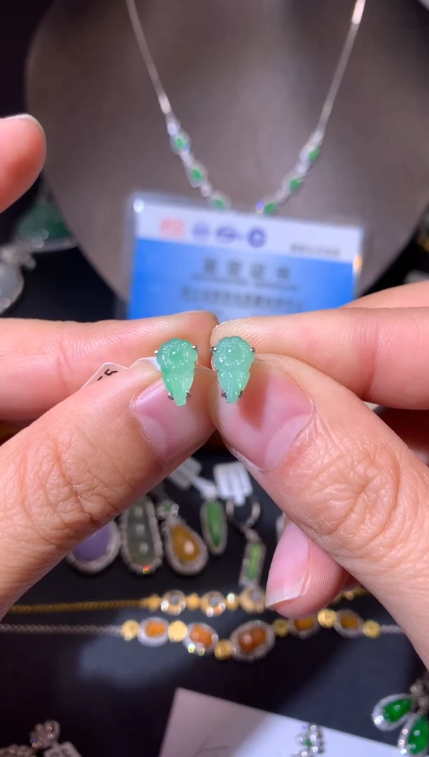 【闪购商品】翡翠吊坠(不含链)18K金镶嵌耳饰