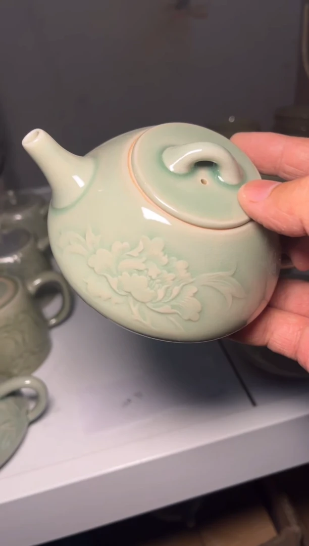 瓷微瑕牡丹石瓢壶1把