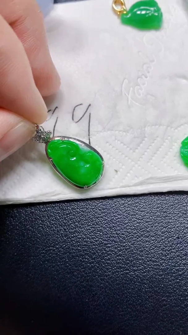 颈饰18K金镶嵌翡翠如意