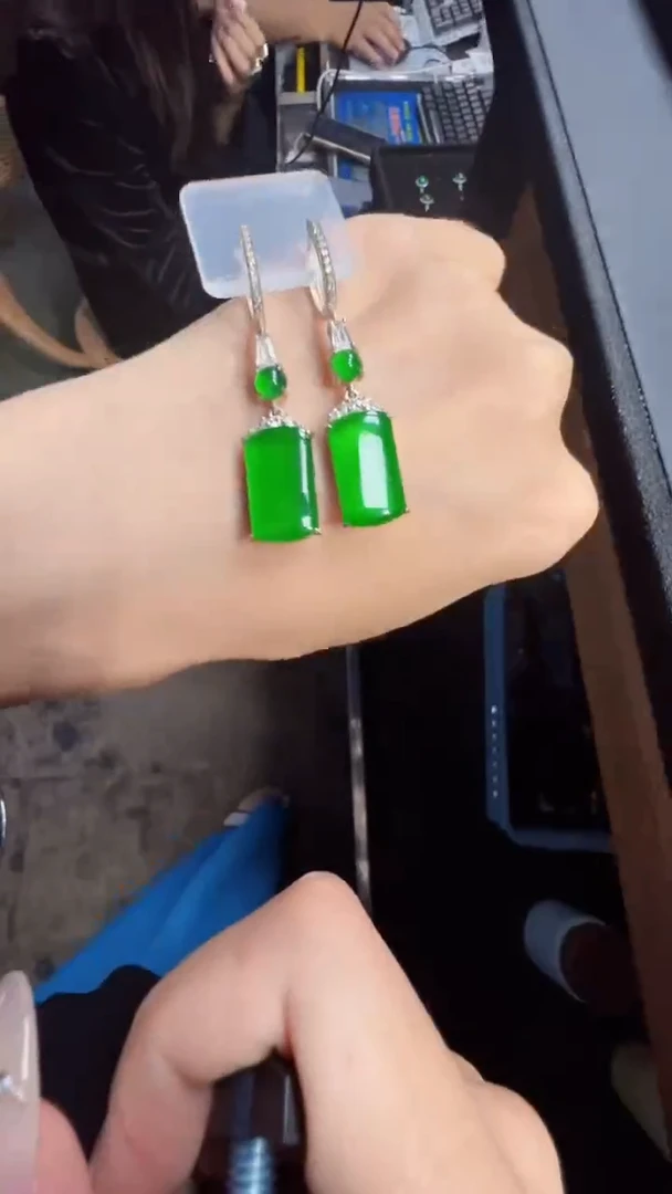 未镶嵌定制翡翠翡翠A货有轻微色差属于正常现象，耳坠多样性发货1