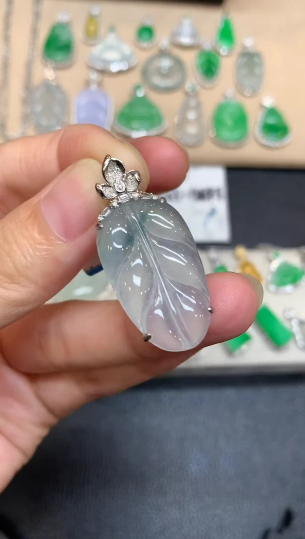 颈饰18K金镶嵌翡翠树叶【无服务费