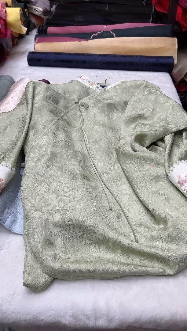 高品带绣花绿色罗衣