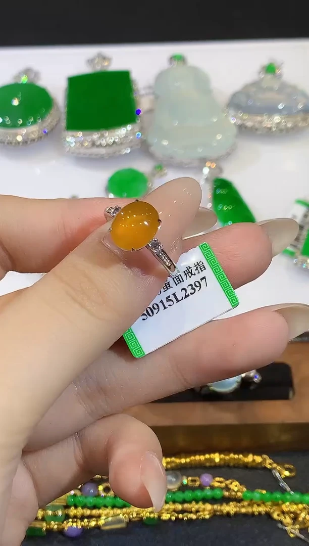 18K金镶嵌戒指翡翠CM多样性发其一