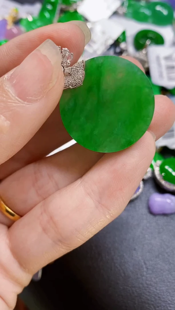 颈饰18K金镶嵌翡翠圆牌