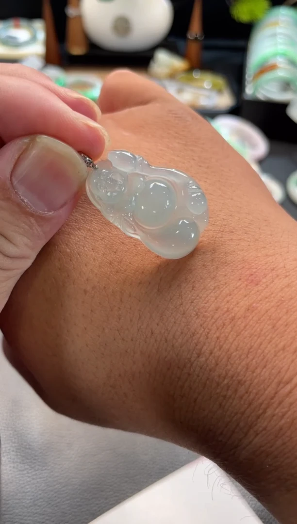 颈饰18K金镶嵌翡翠吊坠