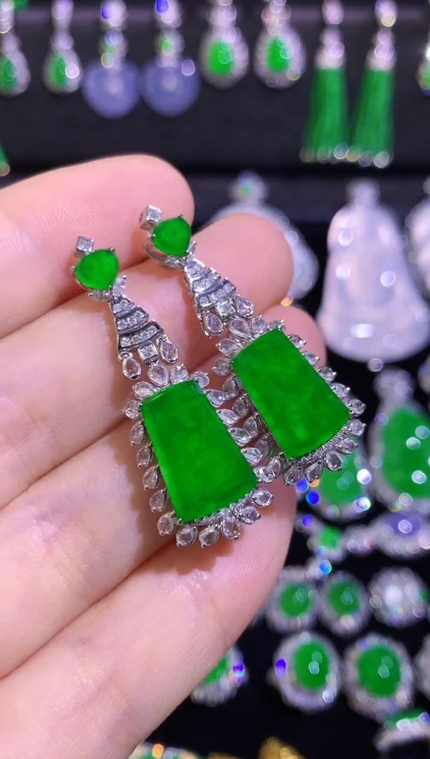 18K金镶嵌翡翠耳饰高冰满绿无事牌