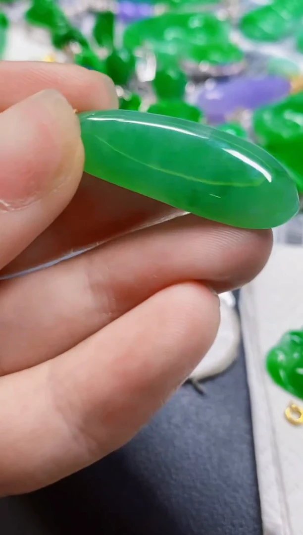 颈饰18K金镶嵌翡翠瓜