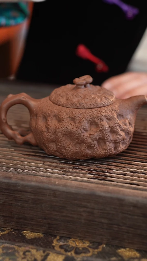 茶壶紫砂供春 变色龙 270cc