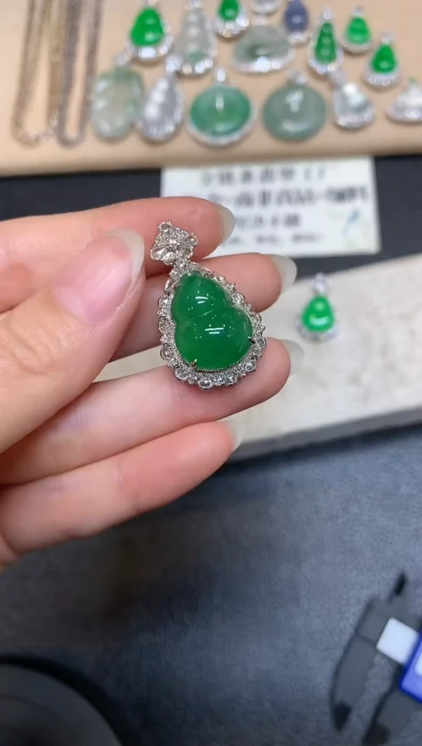 翡翠18K金镶嵌颈饰葫芦【无服务费