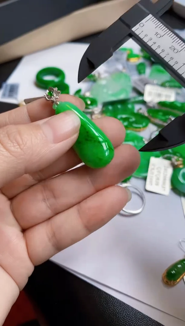 【闪购商品】翡翠颈饰18K金镶嵌吊坠