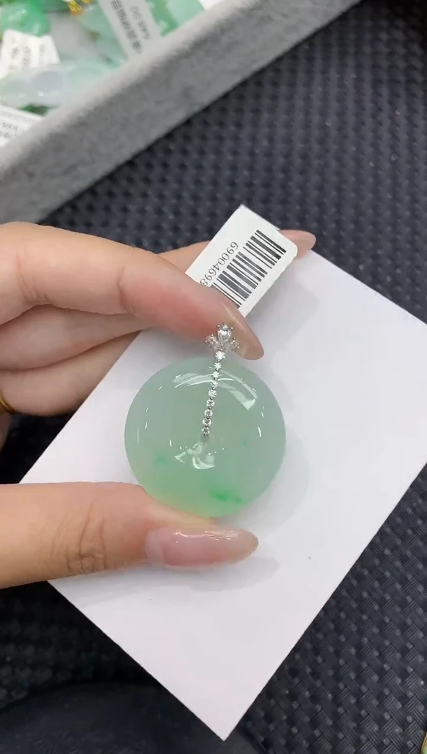 翡翠18K金镶嵌颈饰111111111