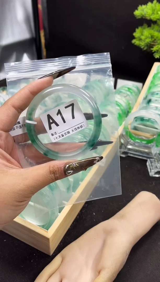 【闪购商品】石英岩玉手镯未镶嵌A17